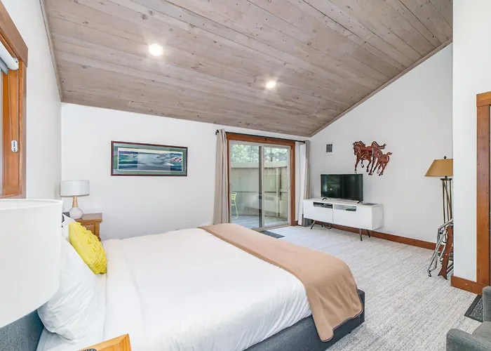 Lodge Room 019