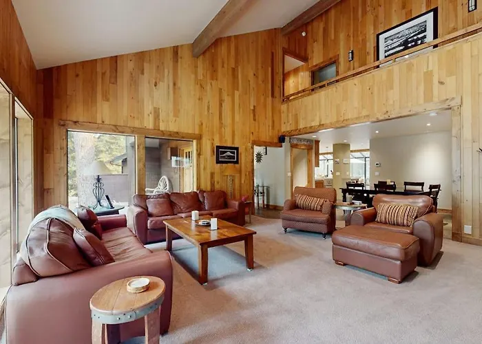 Spacious Dog-Friendly Home With Private Hot Tub Deck Basketball Court & Wifi
