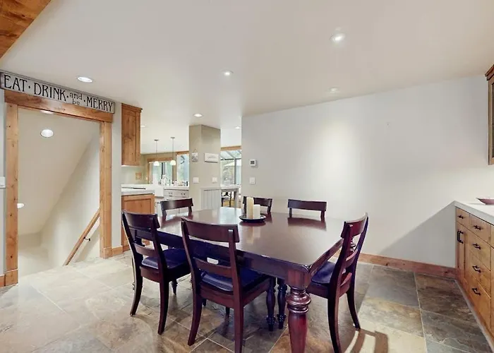 Spacious Dog-Friendly Home With Private Hot Tub Deck Basketball Court & Wifi