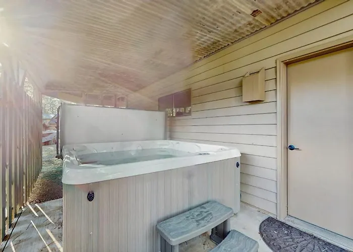Whimsical Tree-Lined Stay With Wood Stove Ac Shared Amenities And Large Deck