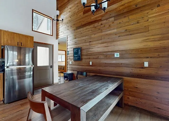 Dog-Friendly House With Pool Hot Tub Fitness Room Fireplace Grill & Deck