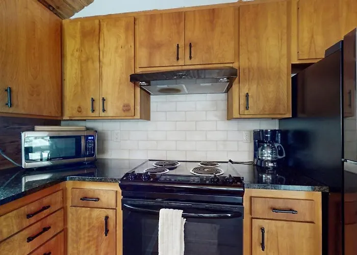 Dog-Friendly House With Pool Hot Tub Fitness Room Fireplace Grill & Deck