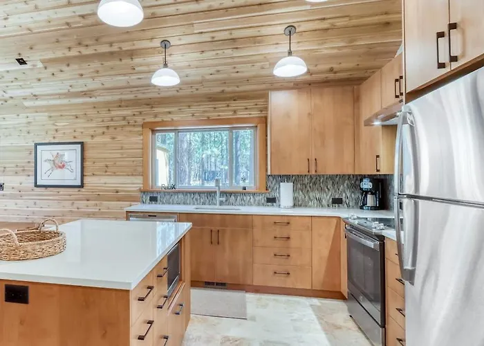 Perfect Lakeside Retreat Near Town With Furnished Deck & Grill